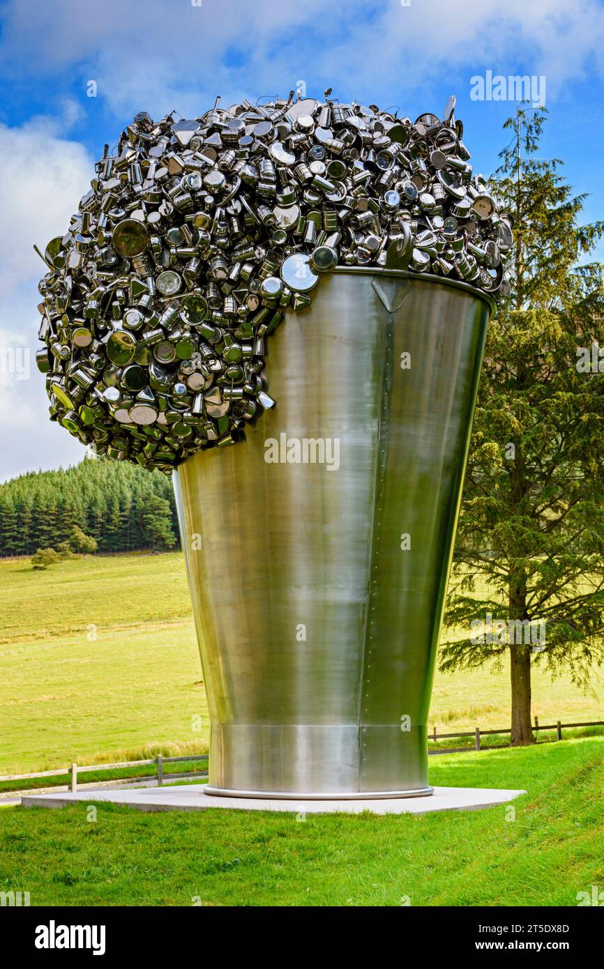 When Soak devient Spill, une sculpture en acier inoxydable de Subodh Gupta. À l'hôtel Invercauld Arms, Braemar, Aberdeenshire, Écosse, Royaume-Uni Banque D'Images