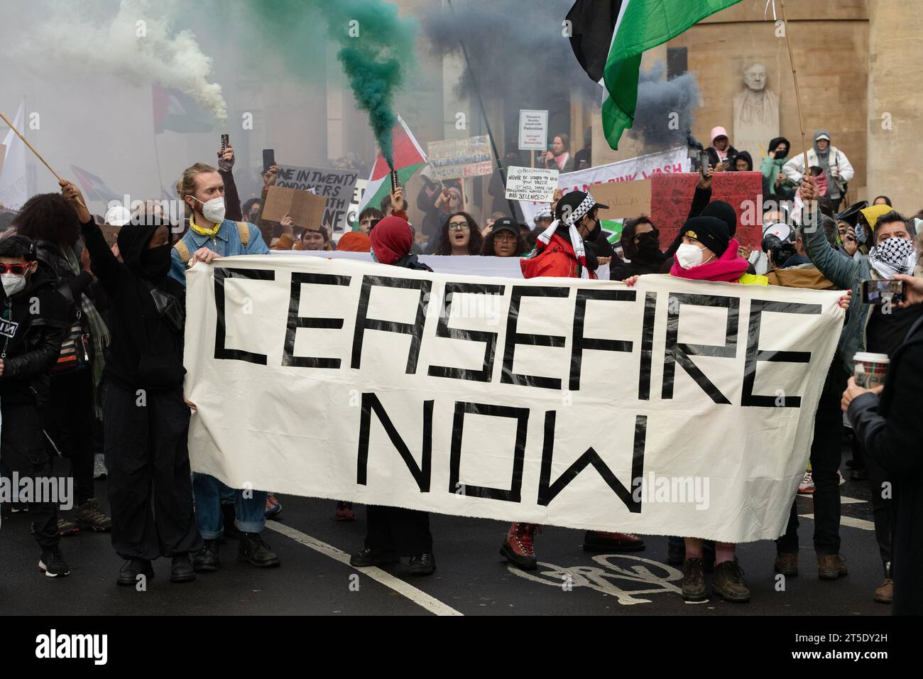 Londres, Royaume-Uni. 4 novembre 2023. Des dizaines de milliers de partisans palestiniens défilent dans le centre de Londres pour le quatrième samedi consécutif pour réclamer un cessez-le-feu et la fin du soutien britannique au siège et à la guerre d'Israël à Gaza qui, préviennent les agences de l'ONU, fait face à une catastrophe humanitaire. Organisée par une coalition comprenant Palestine Solidarity Campaign, Friends of Al Aqsa, Stop the War Coalition et Sisters Uncut, la manifestation intervient alors qu'Israël coupe la nourriture, l'eau et l'électricité et soumet Gaza à un bombardement intense. Crédit : Ron Fassbender/Alamy Live News Banque D'Images