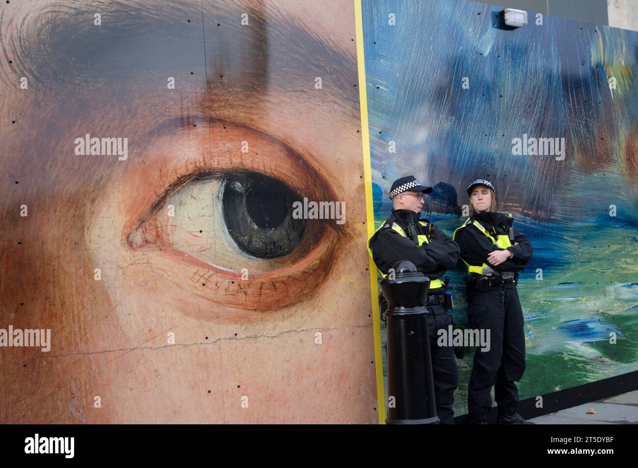Police en service devant la Galerie nationale, Trafalgar Square, où a eu lieu un rassemblement pro Palestine, exigeant un cessez-le-feu à Gaza. 4 novembre Banque D'Images