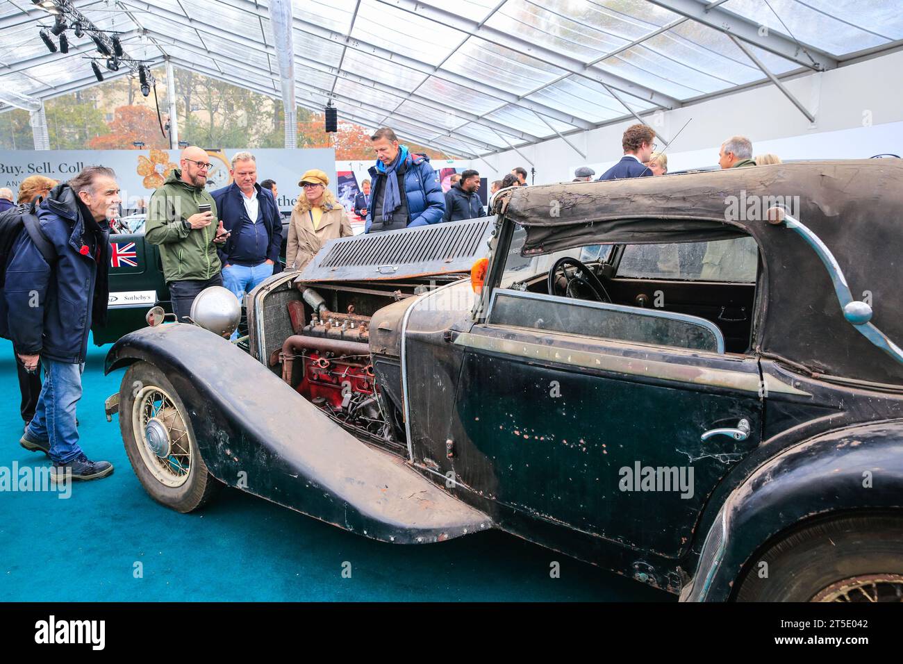 Londres, Royaume-Uni. 04 novembre 2023. Les visiteurs regardent une Mercedes Benz 370s Mannheim Sport Cabriolet 'Proj' de 1933. Des voitures allant des modèles anciens aux voitures de course et de sport sont exposées dans le parc de Marlborough House à St James's à Londres dans le cadre de la présentation de RM Sotheby's Automotive Auction. L'événement est organisé en association avec le London to Brighton Veteran car Run. Crédit : Imageplotter/Alamy Live News Banque D'Images