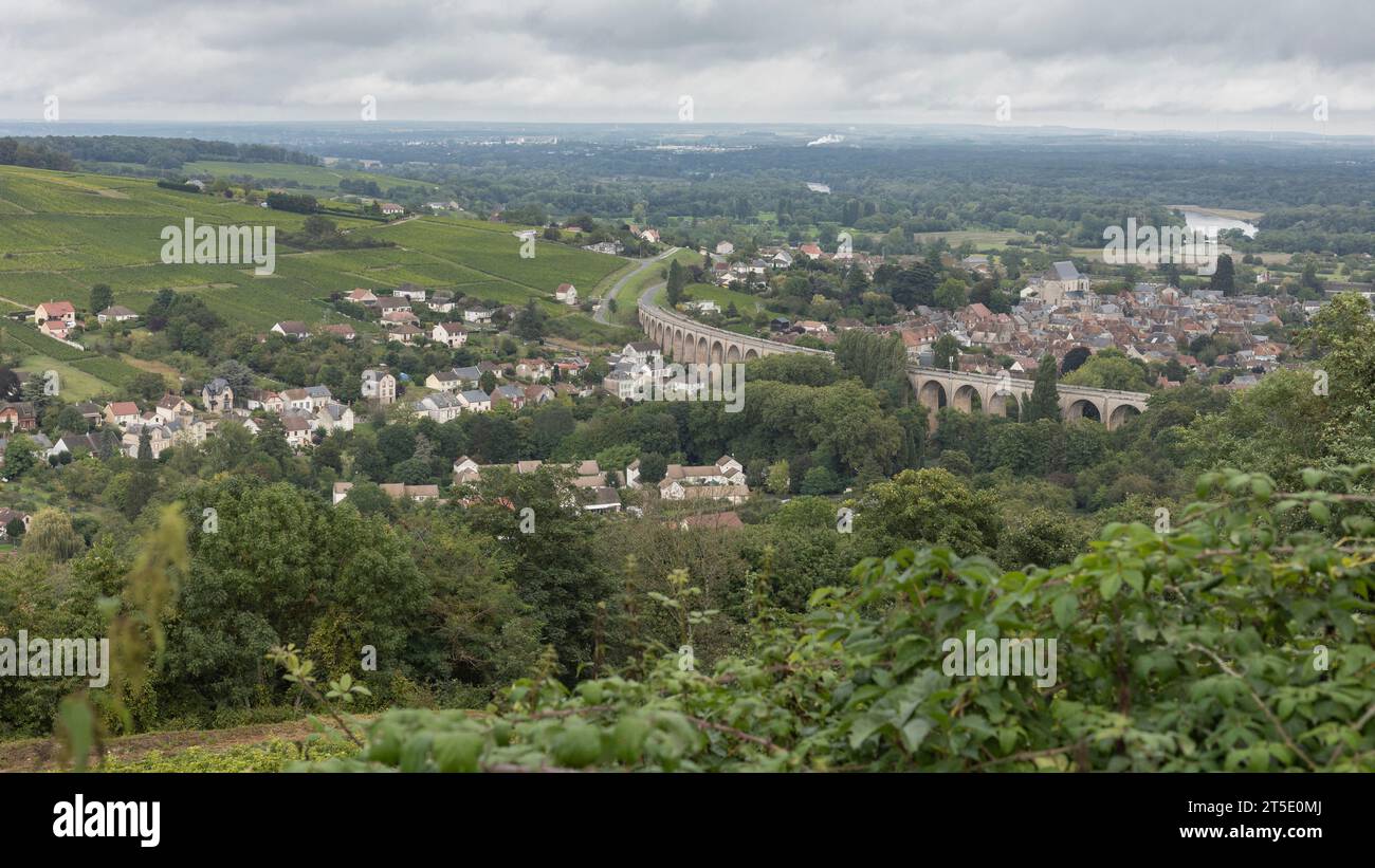 Vue sur la vallée de la ville de Sancerre à un viaduc courbe Banque D'Images