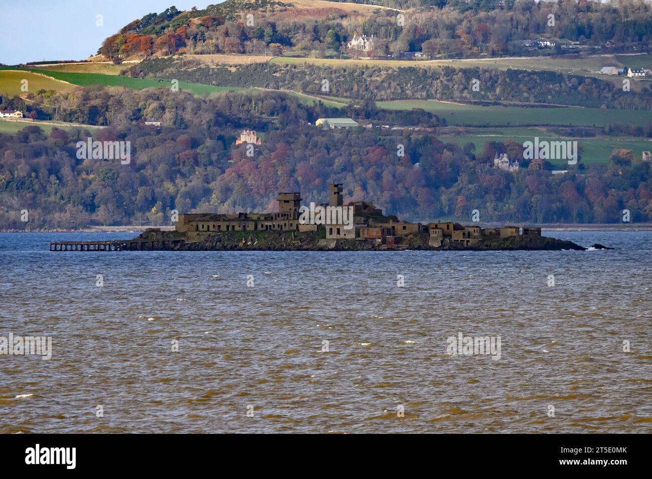 Île Inchmickery abandonnée en temps de guerre, connue sous le nom de Battleship Island, Firth of Forth, Édimbourg, Royaume-Uni vue de Cramond. Banque D'Images