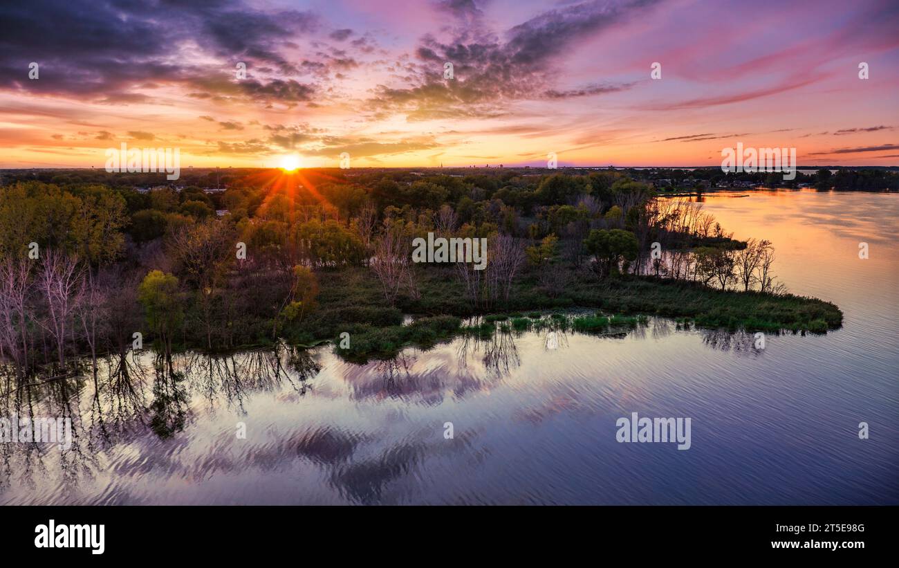 Vue aérienne de Sandusky, Ohio rivage au coucher du soleil. Banque D'Images