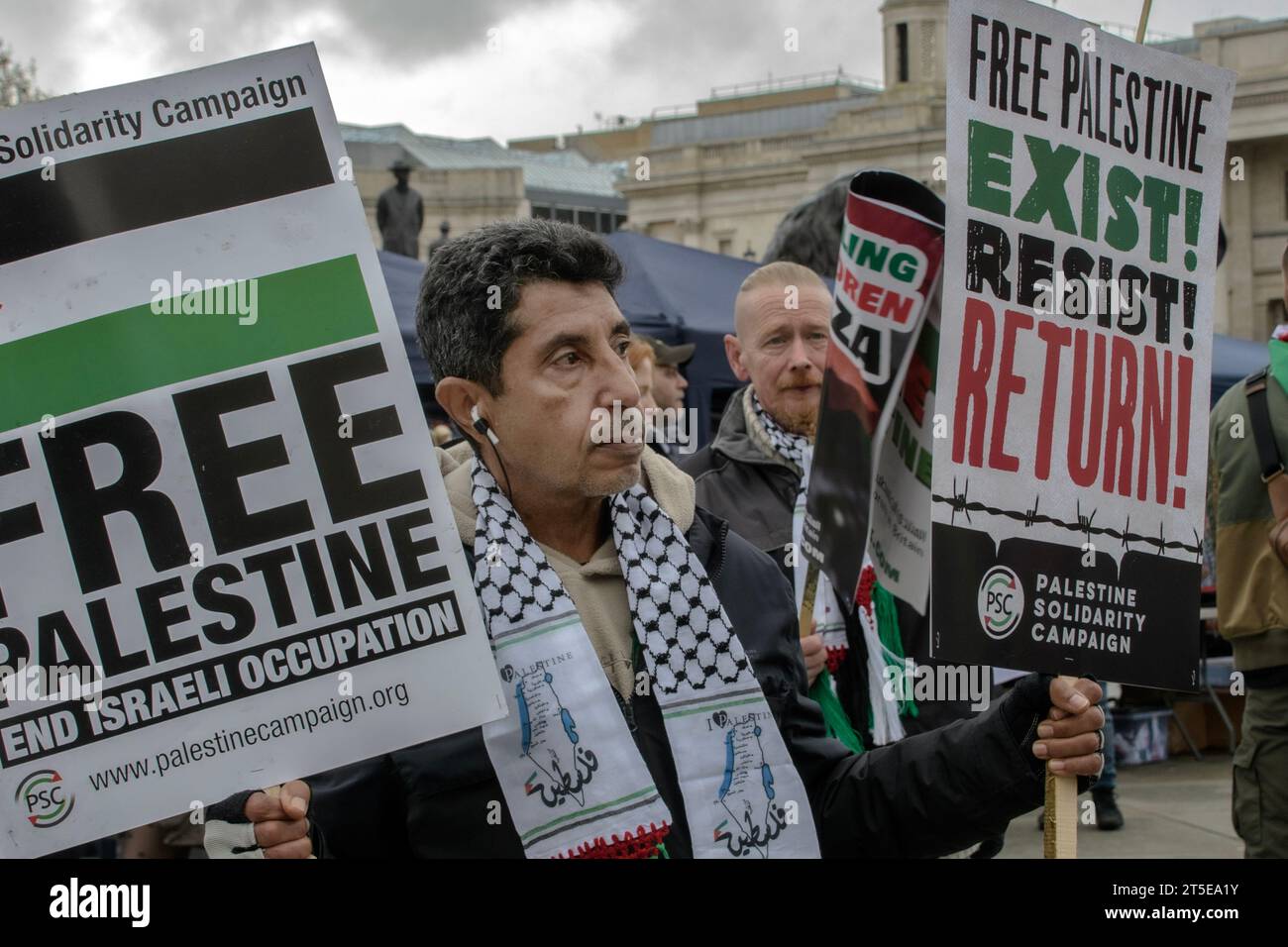 Des milliers de personnes manifestent à Trafalgar Square pour un cessez-le-feu à Gaza - Londres-04/11/2023 Banque D'Images
