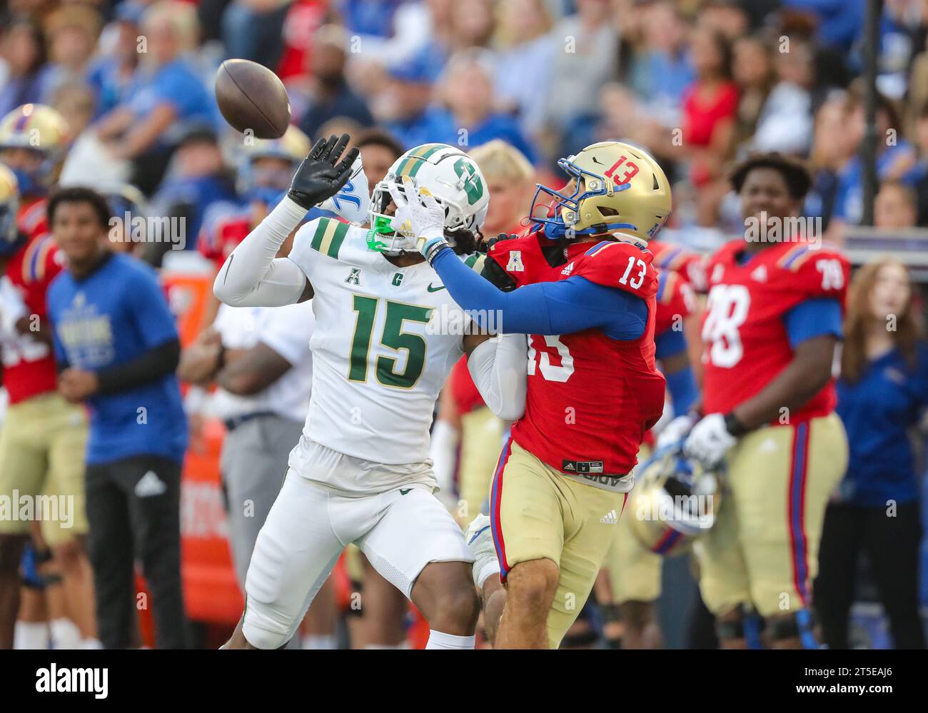 04 novembre 2023:.Tulsa Golden Hurricane Wide Receiver Malachai Jones (13) tente de passer sur le défensif DeAndre Hollins (15) de Charlotte 49ers lors du quatrième quart-temps du match de football NCAA entre les Charlotte 49ers de l'Université de Caroline du Nord et l'Université de Tulsa Golden Hurricane au H.A. Chapman Stadium in Tulsa, OK. Ron Lane/CSM Banque D'Images