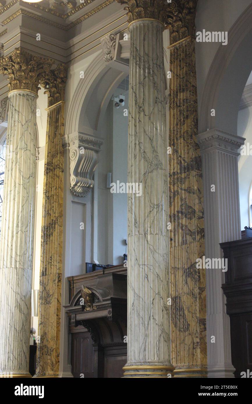 Colonnes à l'intérieur de la cathédrale St Philips de Birmingham Banque D'Images