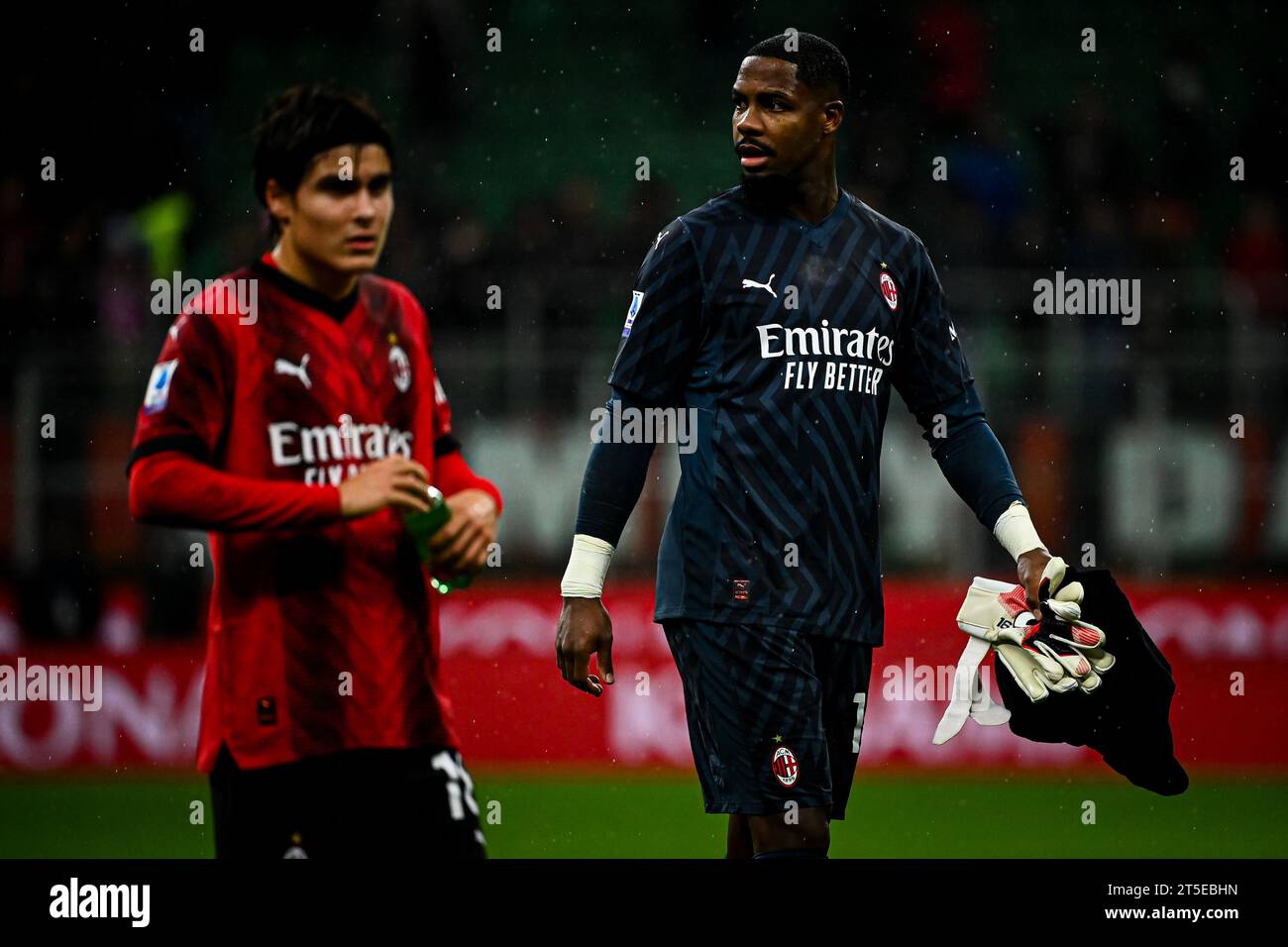 Milan, Italie. 04 novembre 2023. Luka Romero de l'AC Milan et Mike Maignan de l'AC Milan réagissent à la fin du match de football italien AC Milan vs Udinese au stade San Siro de Milan, Italie le 4 novembre 2023 crédit : Piero Cruciatti/Alamy Live News crédit : Piero Cruciatti/Alamy Live News Banque D'Images