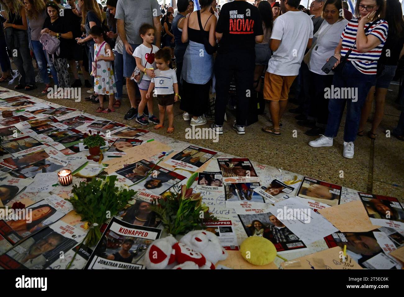 Tel Aviv, Israël. 4 novembre 2023. Protestation pour la libération d'otages, qui ont été enlevés par le Hamas, lors d'une attaque brutale le 7 octobre 2023, et emmenés à Gaza. Les membres de leur famille ont un message pour le gouvernement israélien : « Benjamin Netanyahu, Yoav Gallant, Benny Gantz : la vie des otages est entre vos mains ! » Crédit : Nadezda Tavodova Tezgor/Alamy Live News H : crédit : Nadezda Tavodova Tezgor/Alamy Live News Banque D'Images