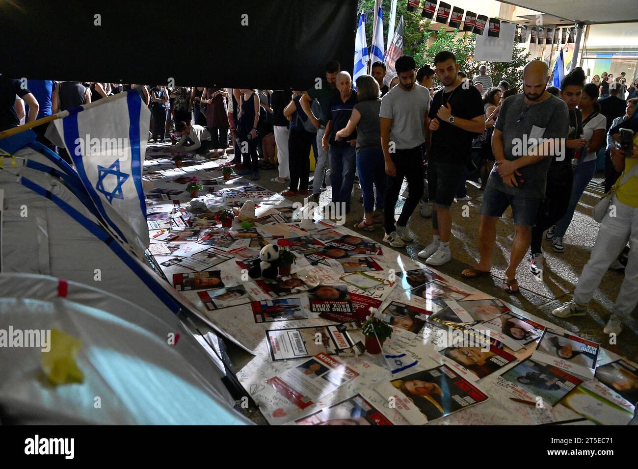 Tel Aviv, Israël. 4 novembre 2023. Protestation pour la libération d'otages, qui ont été enlevés par le Hamas, lors d'une attaque brutale le 7 octobre 2023, et emmenés à Gaza. Les membres de leur famille ont un message pour le gouvernement israélien : « Benjamin Netanyahu, Yoav Gallant, Benny Gantz : la vie des otages est entre vos mains ! » Crédit : Nadezda Tavodova Tezgor/Alamy Live News H : crédit : Nadezda Tavodova Tezgor/Alamy Live News Banque D'Images
