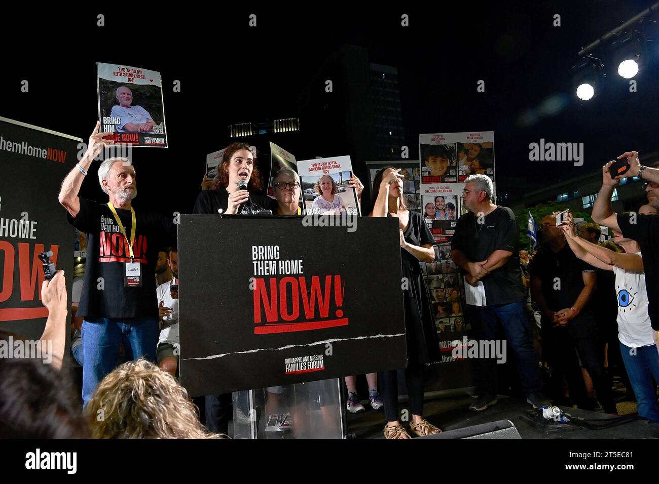 Tel Aviv, Israël. 4 novembre 2023. Protestation pour la libération d'otages, qui ont été enlevés par le Hamas, lors d'une attaque brutale le 7 octobre 2023, et emmenés à Gaza. Les membres de leur famille ont un message pour le gouvernement israélien : « Benjamin Netanyahu, Yoav Gallant, Benny Gantz : la vie des otages est entre vos mains ! » Crédit : Nadezda Tavodova Tezgor/Alamy Live News H : crédit : Nadezda Tavodova Tezgor/Alamy Live News Banque D'Images