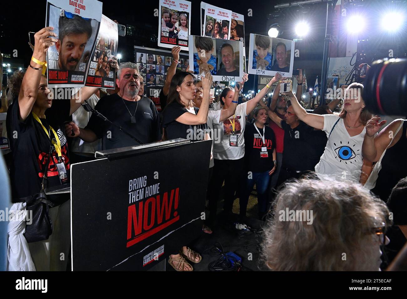 Tel Aviv, Israël. 4 novembre 2023. Protestation pour la libération d'otages, qui ont été enlevés par le Hamas, lors d'une attaque brutale le 7 octobre 2023, et emmenés à Gaza. Les membres de leur famille ont un message pour le gouvernement israélien : « Benjamin Netanyahu, Yoav Gallant, Benny Gantz : la vie des otages est entre vos mains ! » Crédit : Nadezda Tavodova Tezgor/Alamy Live News H : crédit : Nadezda Tavodova Tezgor/Alamy Live News Banque D'Images