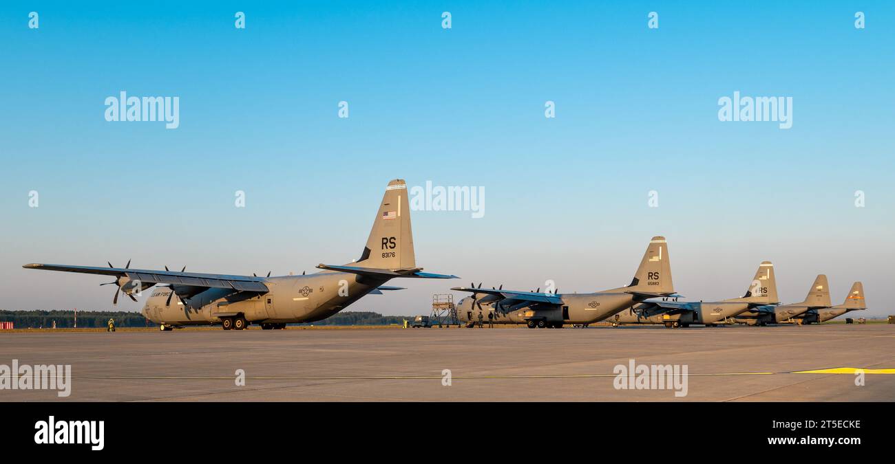 Quatre avions C-130J Super Hercules de l'US Air Force, du 37th Airlift Squadron, Ramstein Air base, Allemagne, et deux avions C-130 Hercules de la 182nd Airlift Wing, Illinois Air National Guard, alignent la ligne de vol de la 33rd Air base, Pologne, pendant la rotation 23-4, le 12 septembre 2023. Des membres de la 86e Escadre de transport aérien, de la 435e Escadre d’opérations aériennes au sol et de la 182e AW ont été déployés en Pologne pour soutenir l’ADR, un exercice d’entraînement bilatéral avec la force aérienne polonaise conçu pour améliorer l’interopérabilité alliée, maintenir la disponibilité opérationnelle interarmées et assurer les alliés régionaux des capacités de l’OTAN Banque D'Images