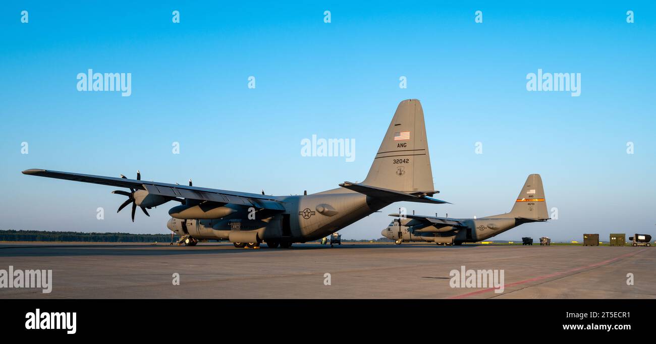 Deux avions C-130 Hercules de la 182nd Airlift Wing, Illinois Air National Guard, sont assis sur la ligne de vol de la 33rd Air base, en Pologne, pendant la rotation 23-4, le 12 septembre 2023. Des exercices tels que l’ADR démontrent la capacité des États-Unis à travailler aux côtés des alliés et des partenaires de l’OTAN pour décourager les menaces et soutenir la paix et la stabilité dans toute l’Europe. L’ADR est un exercice d’entraînement bilatéral avec la force aérienne polonaise conçu pour améliorer l’interopérabilité alliée, maintenir la disponibilité opérationnelle conjointe et assurer les alliés régionaux des capacités de l’OTAN. (Photo de la Garde nationale de l'Air des États-Unis par le Senior ai Banque D'Images