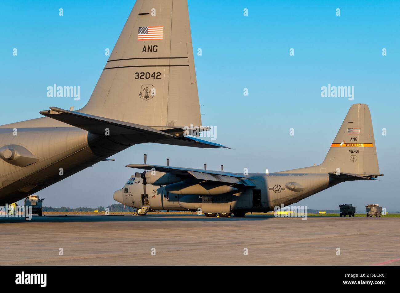 Deux avions C-130 Hercules de la 182nd Airlift Wing, Illinois Air National Guard, sont assis sur la ligne de vol de la 33rd Air base, en Pologne, pendant la rotation 23-4, le 12 septembre 2023. Des exercices tels que l’ADR démontrent la capacité des États-Unis à travailler aux côtés des alliés et des partenaires de l’OTAN pour décourager les menaces et soutenir la paix et la stabilité dans toute l’Europe. L’ADR est un exercice d’entraînement bilatéral avec la force aérienne polonaise conçu pour améliorer l’interopérabilité alliée, maintenir la disponibilité opérationnelle conjointe et assurer les alliés régionaux des capacités de l’OTAN. (Photo de la Garde nationale de l'Air des États-Unis par le Senior ai Banque D'Images