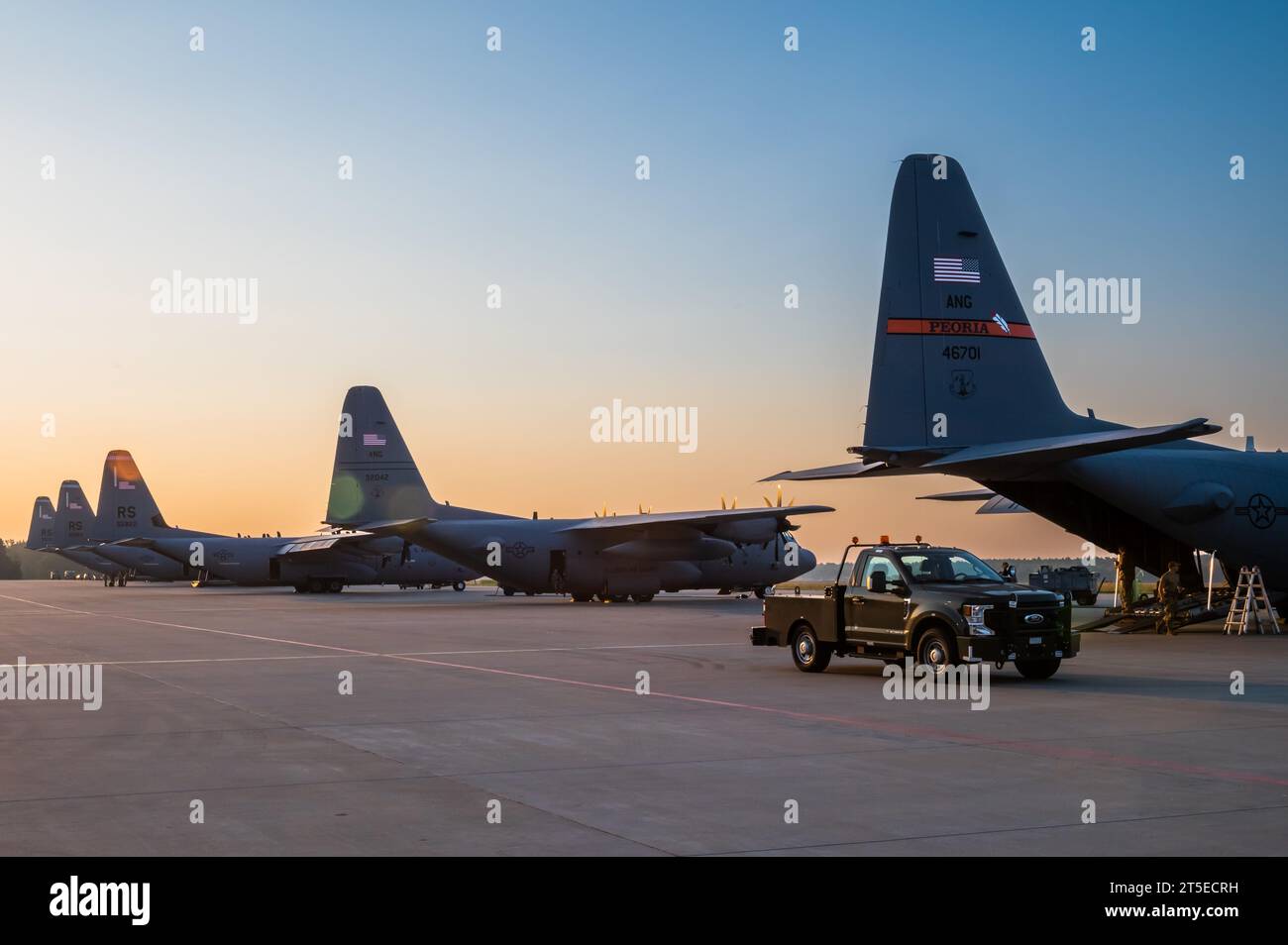Trois avions C-130J Super Hercules de l'US Air Force du 37e Escadron de transport aérien de la base aérienne de Ramstein, Allemagne, et deux avions C-130 Hercules de la 182e Escadre de transport aérien de la Garde nationale aérienne de l'Illinois, sont assis sur la ligne de vol de la 33e base aérienne, Pologne, pendant la rotation 23-4, le 13 septembre 2023. Des membres de la 86e Escadre de transport aérien, de la 435e Escadre des opérations aériennes au sol et de la 182e AW, de la Garde nationale aérienne de l'Illinois, déployés en Pologne pour soutenir la rotation 23-4. ADR est un exercice de formation bilatéral avec l'armée de l'air polonaise conçu pour améliorer l'interopérabilité alliée, maintenir Banque D'Images