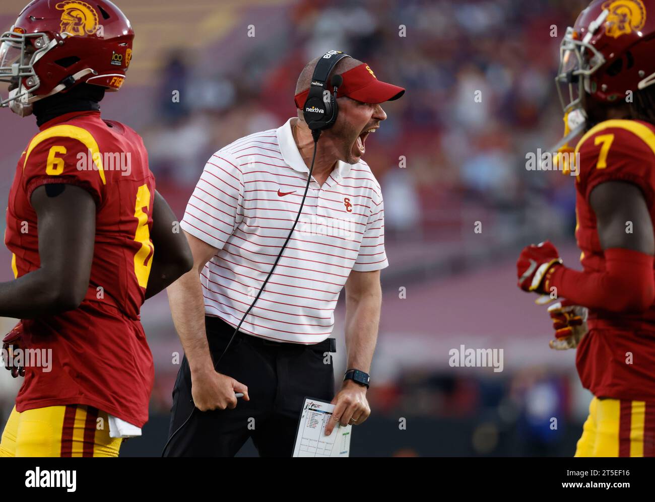 4 novembre 2023 le coordinateur défensif de l'USC Alex Grinch réagit lors du match de football de la NCAA entre les Huskies de Washington et les chevaux de Troie de l'USC au Los Angeles Coliseum de Los Angeles, en Californie. Crédit photo obligatoire : Charles Baus/CSM Banque D'Images