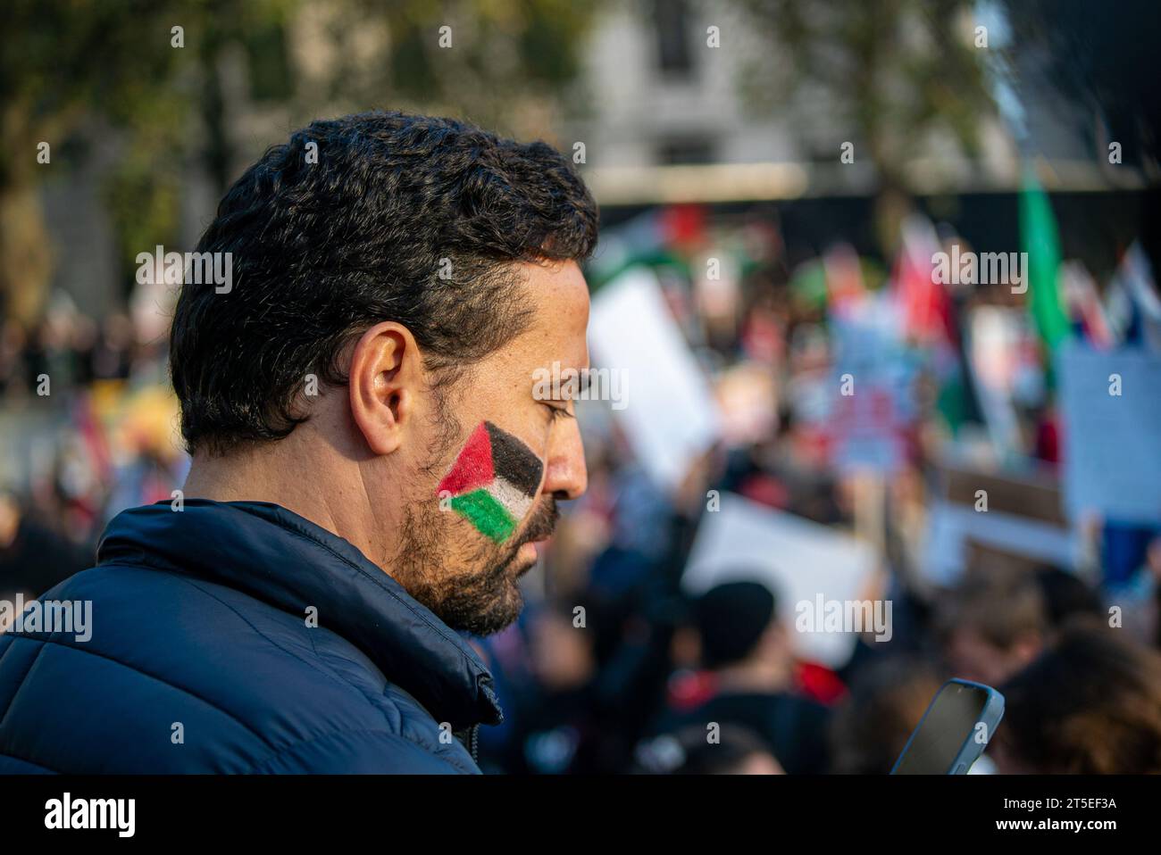Londres, Royaume-Uni - 3 novembre 2023 : rassemblement pro-palestinien à Trafalgar Square. Banque D'Images