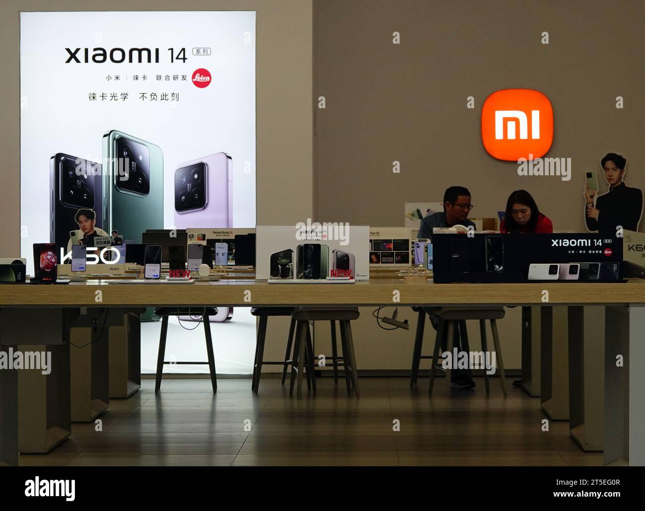 YICHANG, CHINE - 29 OCTOBRE 2023 - les clients découvrent les téléphones de la série mi 14 dans un magasin Xiaomi à Yichang, province du Hubei, Chine, le 29 octobre 2023. Banque D'Images YICHANG, CHINE - 29 OCTOBRE 2023 - les clients découvrent les téléphones de la série mi 14 dans un magasin Xiaomi à Yichang, province du Hubei, Chine, le 29 octobre 2023. Banque D'Images