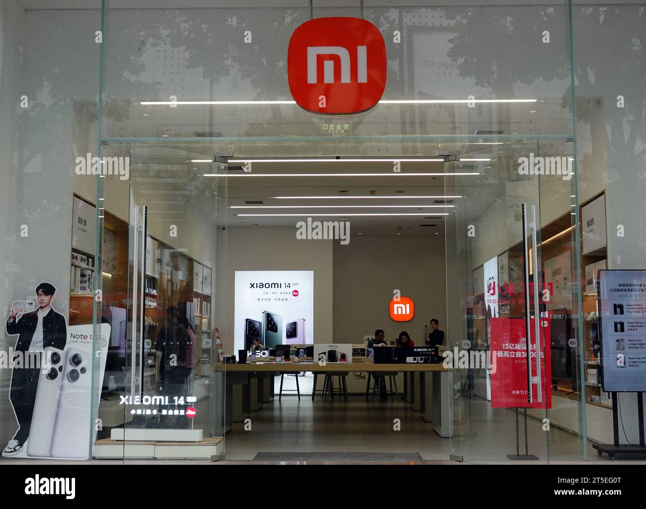 YICHANG, CHINE - 29 OCTOBRE 2023 - les clients découvrent les téléphones de la série mi 14 dans un magasin Xiaomi à Yichang, province du Hubei, Chine, le 29 octobre 2023. Banque D'Images YICHANG, CHINE - 29 OCTOBRE 2023 - les clients découvrent les téléphones de la série mi 14 dans un magasin Xiaomi à Yichang, province du Hubei, Chine, le 29 octobre 2023. Banque D'Images