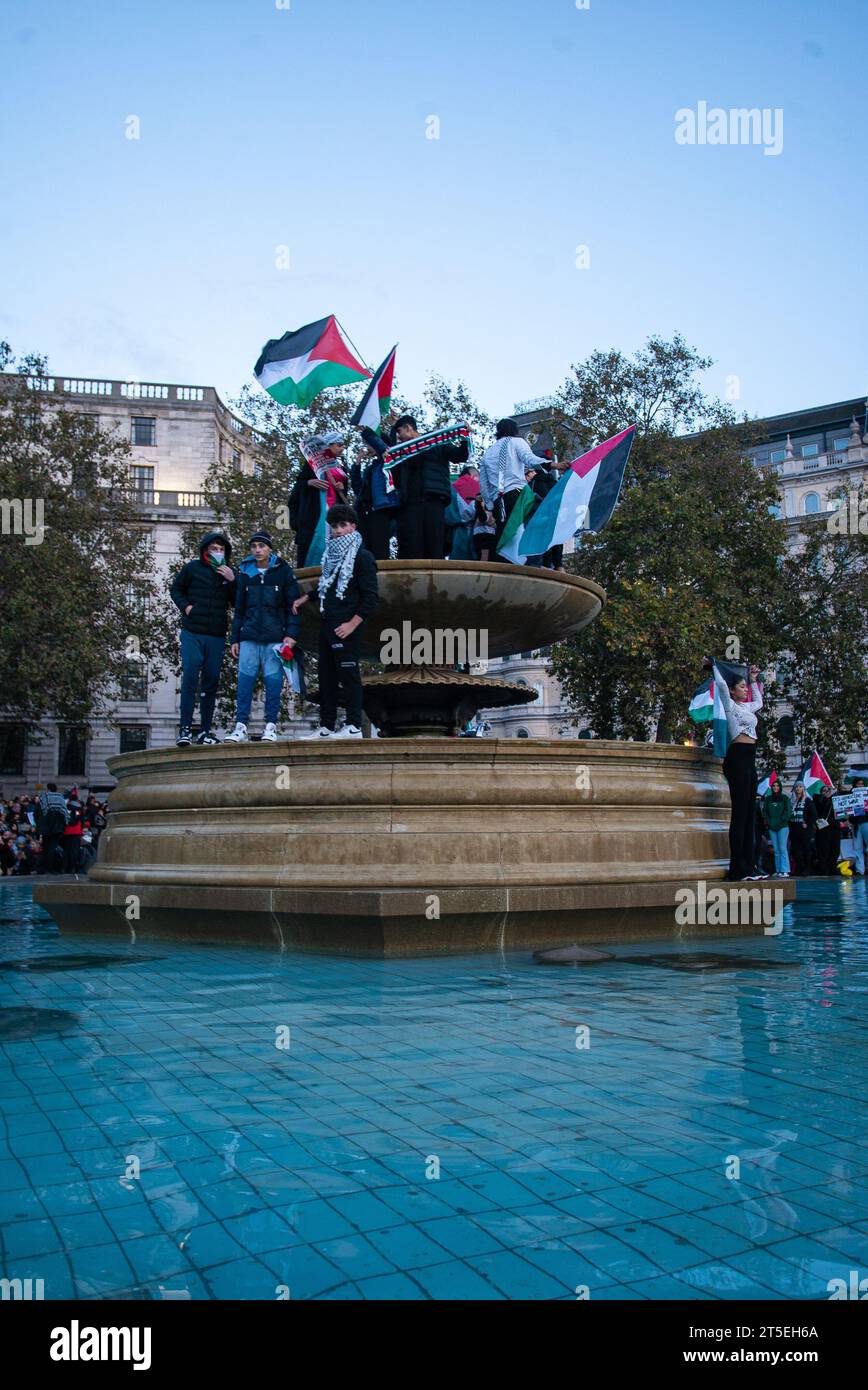 Londres, Royaume-Uni - 3 novembre 2023 : rassemblement pro-palestinien à Trafalgar Square. Banque D'Images