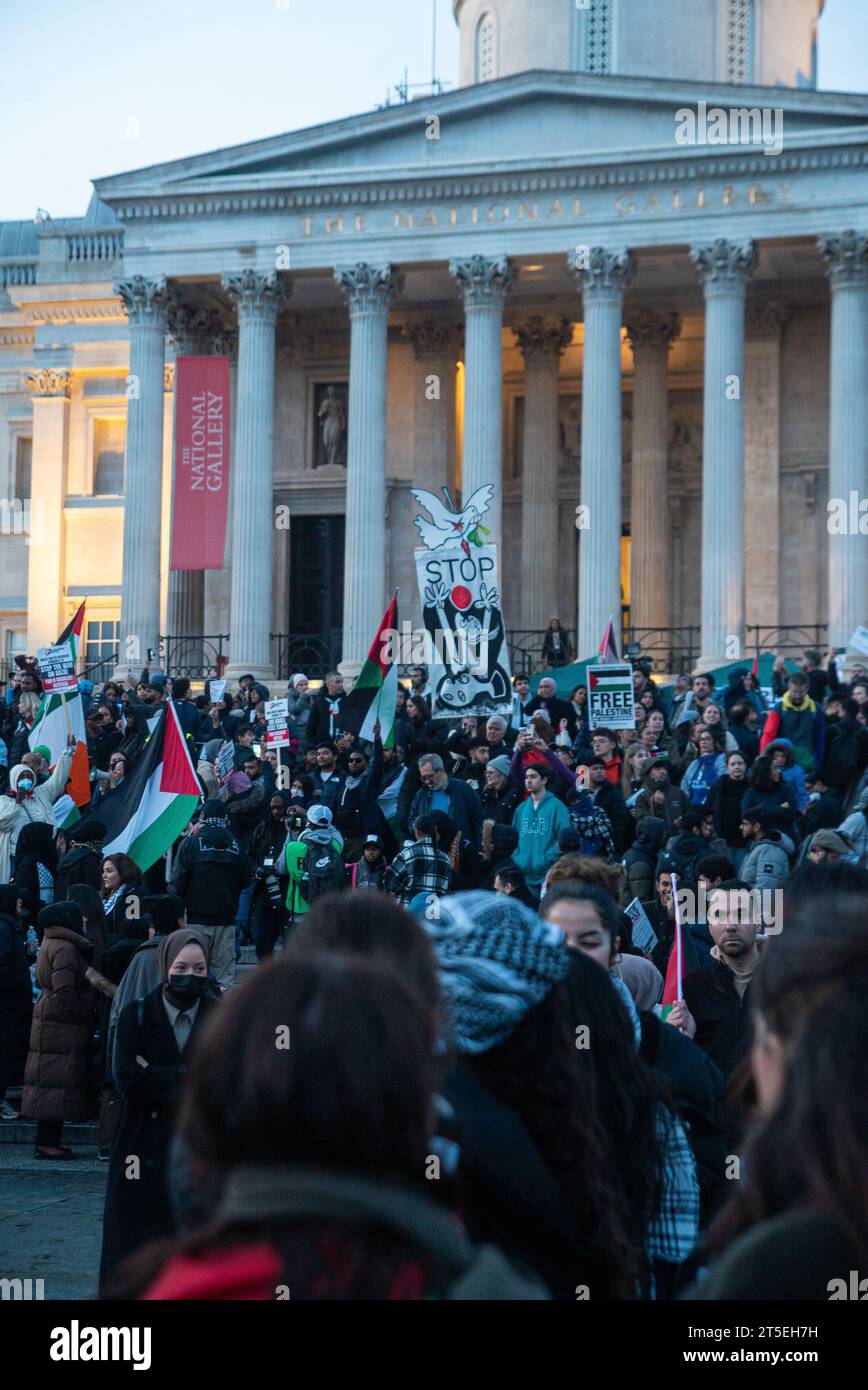 Londres, Royaume-Uni - 3 novembre 2023 : rassemblement pro-palestinien à Trafalgar Square. Banque D'Images