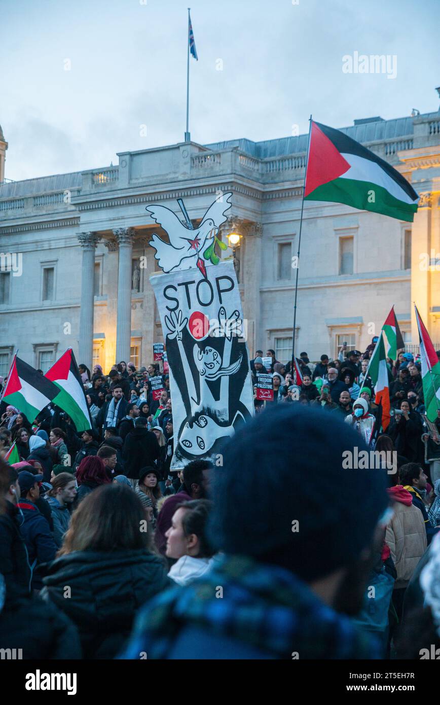 Londres, Royaume-Uni - 3 novembre 2023 : rassemblement pro-palestinien à Trafalgar Square. Banque D'Images