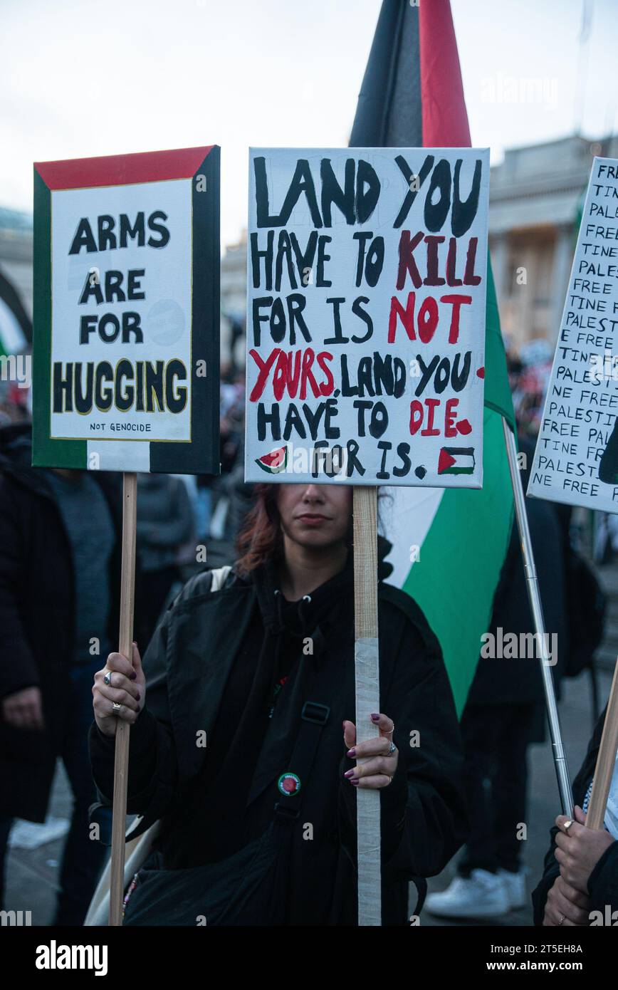 Londres, Royaume-Uni - 3 novembre 2023 : rassemblement pro-palestinien à Trafalgar Square. Banque D'Images