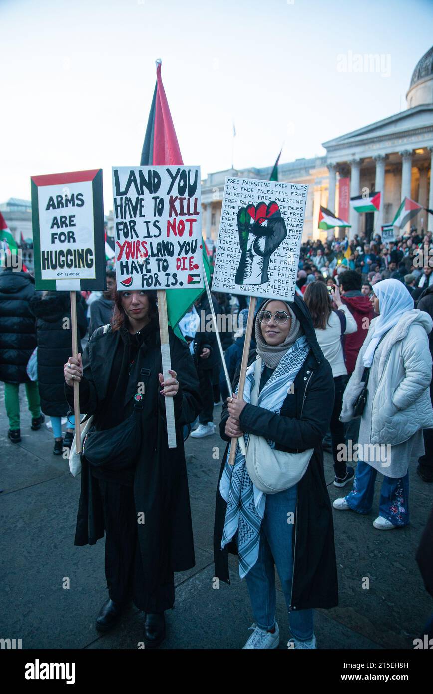 Londres, Royaume-Uni - 3 novembre 2023 : rassemblement pro-palestinien à Trafalgar Square. Banque D'Images