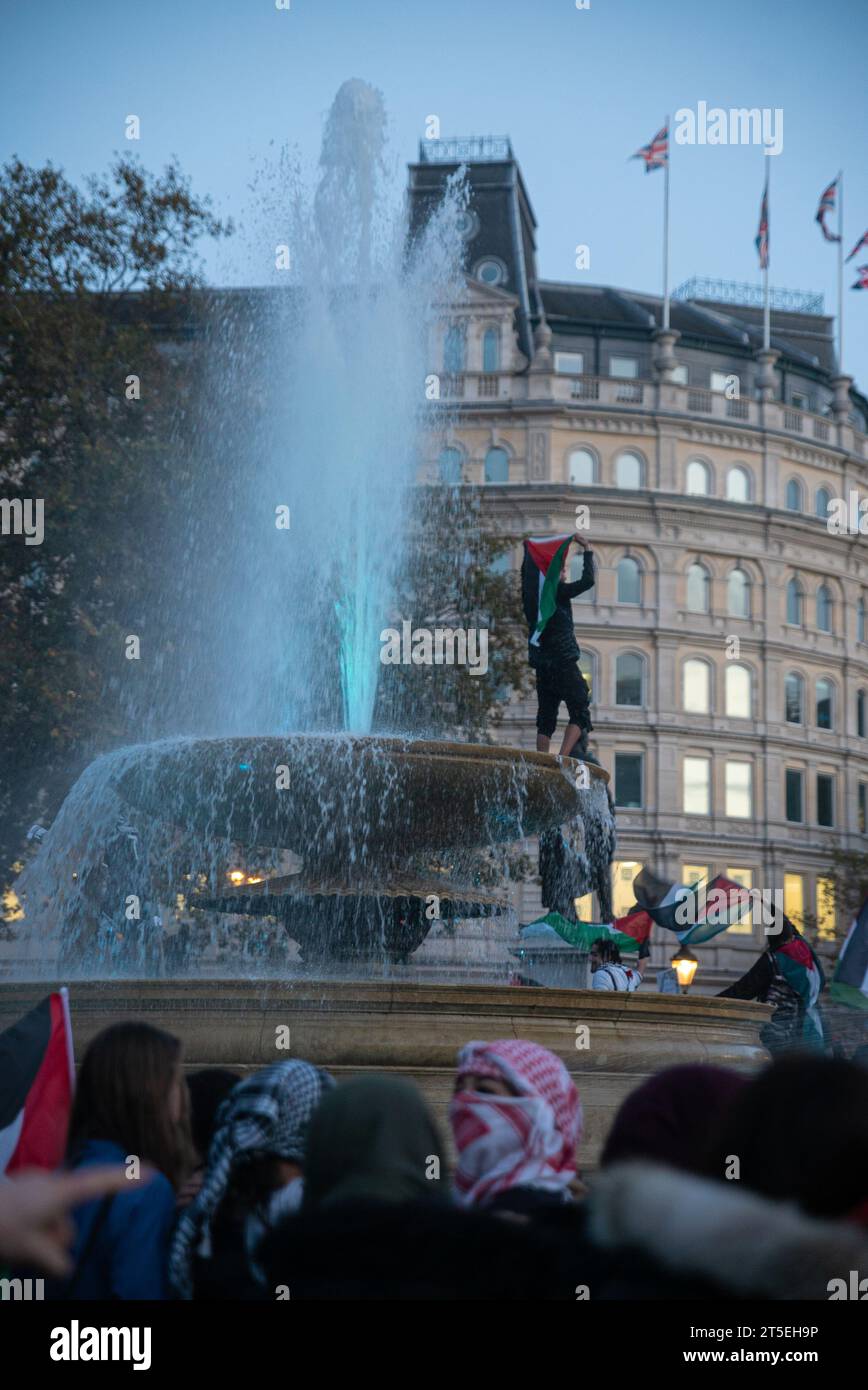 Londres, Royaume-Uni - 3 novembre 2023 : rassemblement pro-palestinien à Trafalgar Square. Banque D'Images