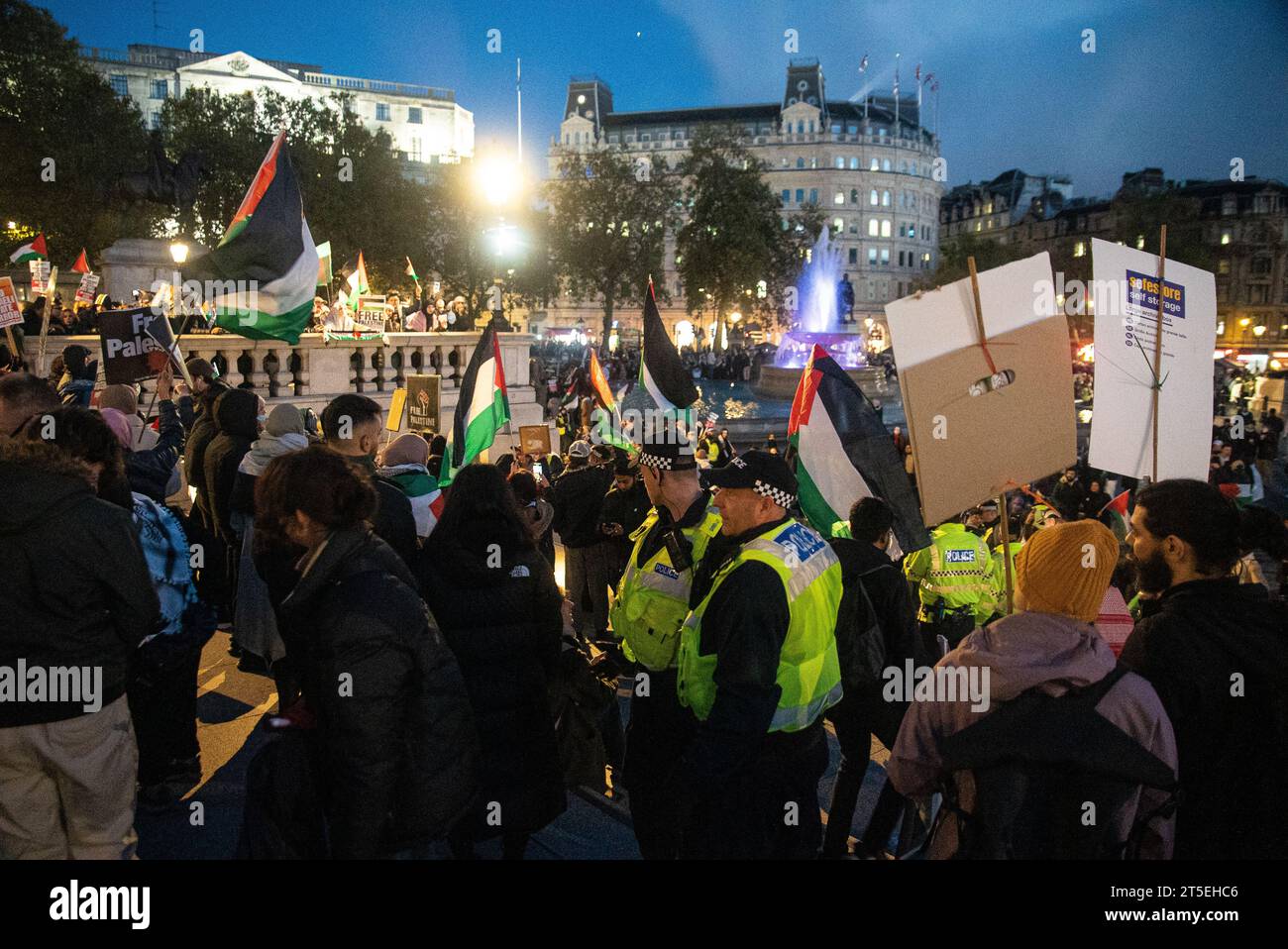Londres, Royaume-Uni - 3 novembre 2023 : rassemblement pro-palestinien à Trafalgar Square. Banque D'Images