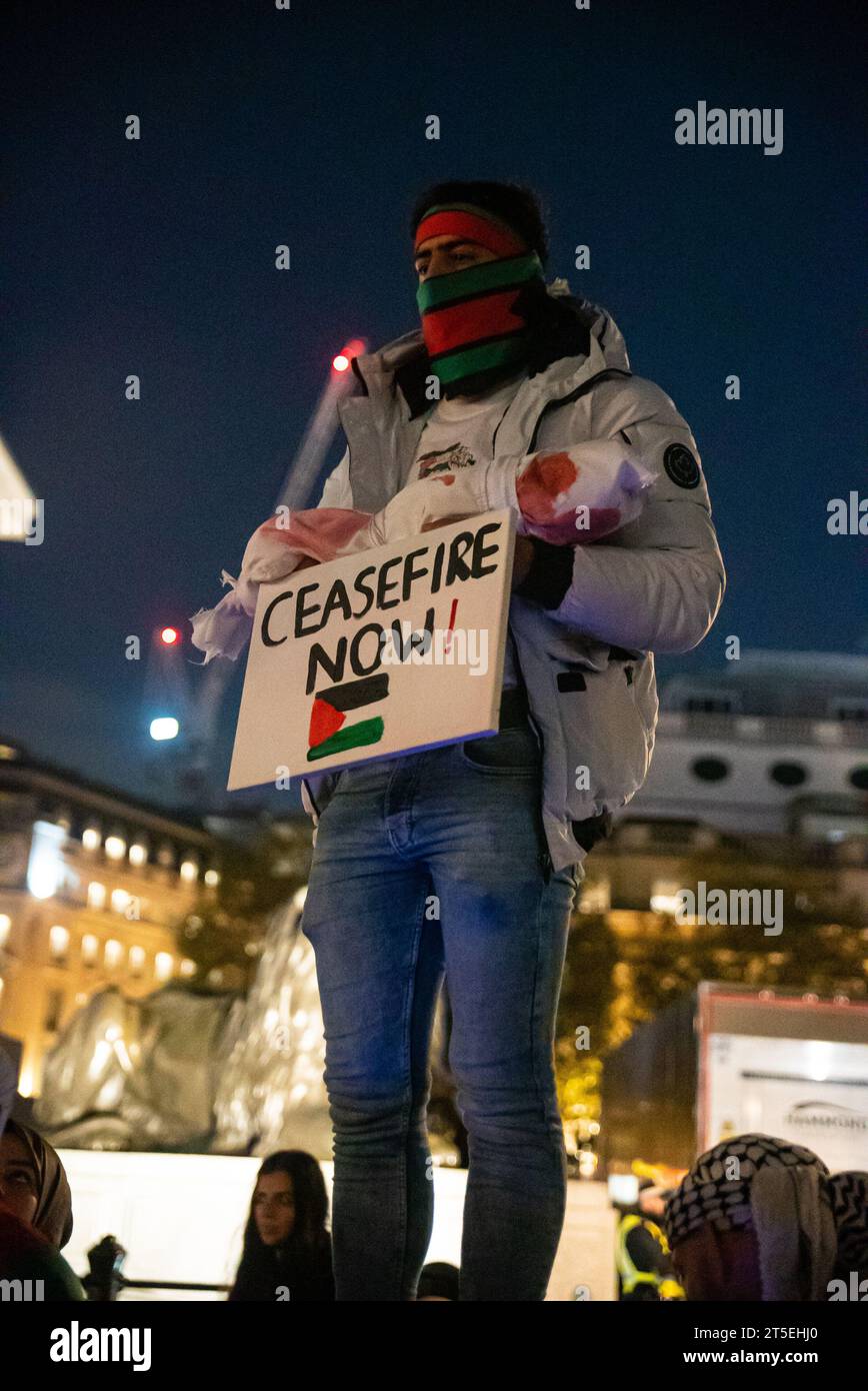 Londres, Royaume-Uni - 3 novembre 2023 : rassemblement pro-palestinien à Trafalgar Square. Banque D'Images