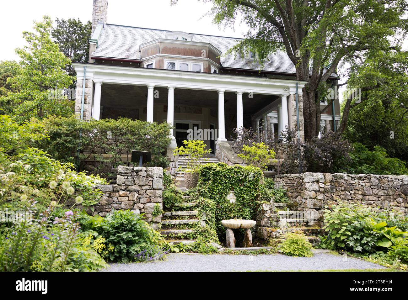 Le jardin nord et l'extérieur du manoir Blithewold, un manoir historique à Bristol, Rhode Island, États-Unis. Banque D'Images