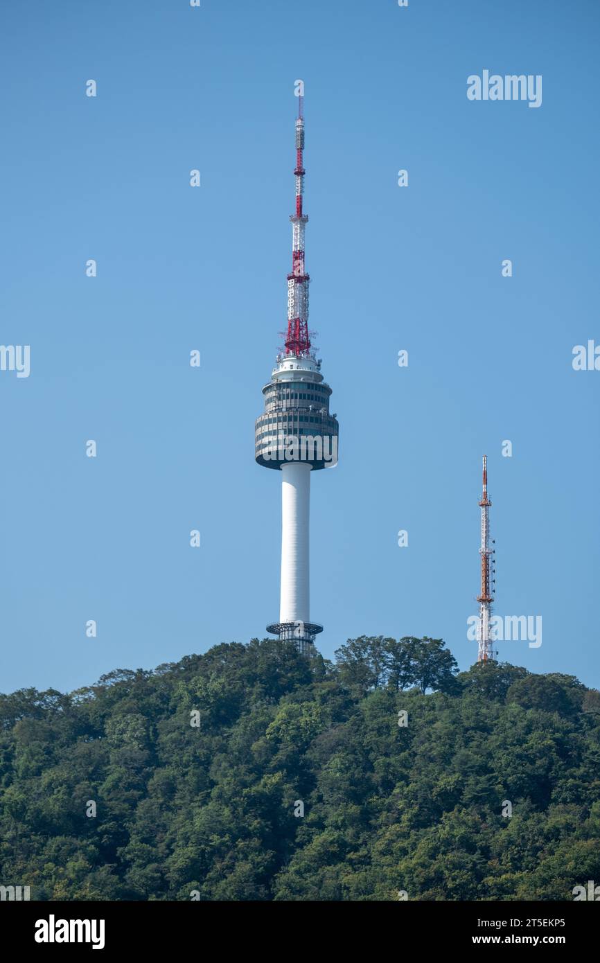 N Seoul Tower, également connu sous le nom de Namsan Tower ou Seoul Tower, le point de repère qui est une tour de communication et d'observation située sur Nam Mountain dans Centr Banque D'Images