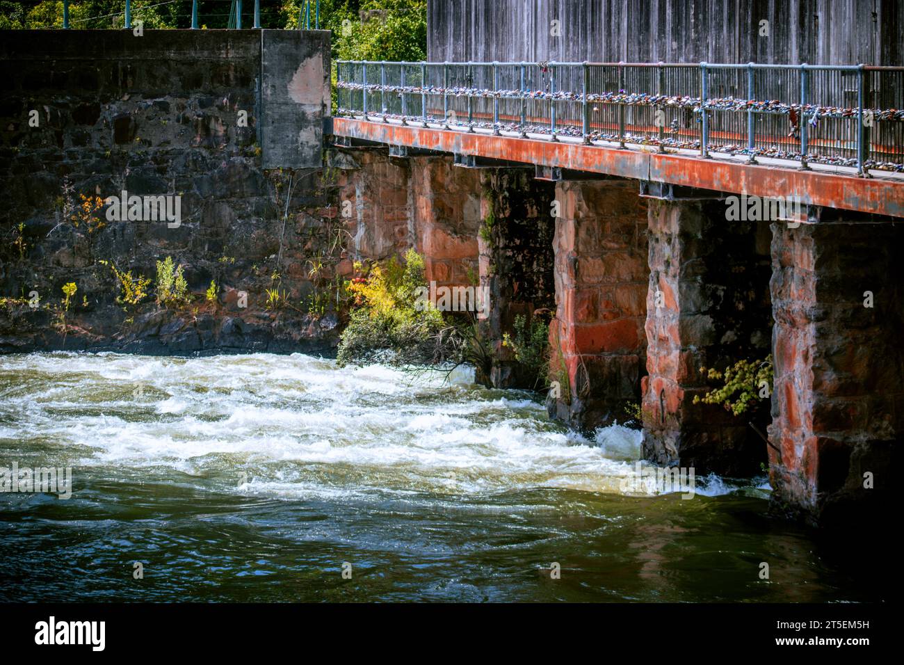 La rivière Savannah à Augusta, Géorgie barrage avec pont et écluses pour amoureux Banque D'Images