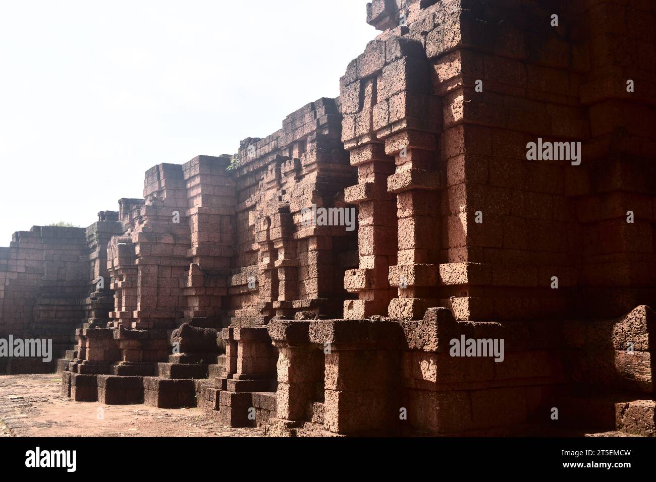 Architecture ancienne ou temple de pierre du site archéologique de Khao Klang Nok dans la période Dvaravati du parc historique de si Thep dans la province de Phetchabun, Banque D'Images