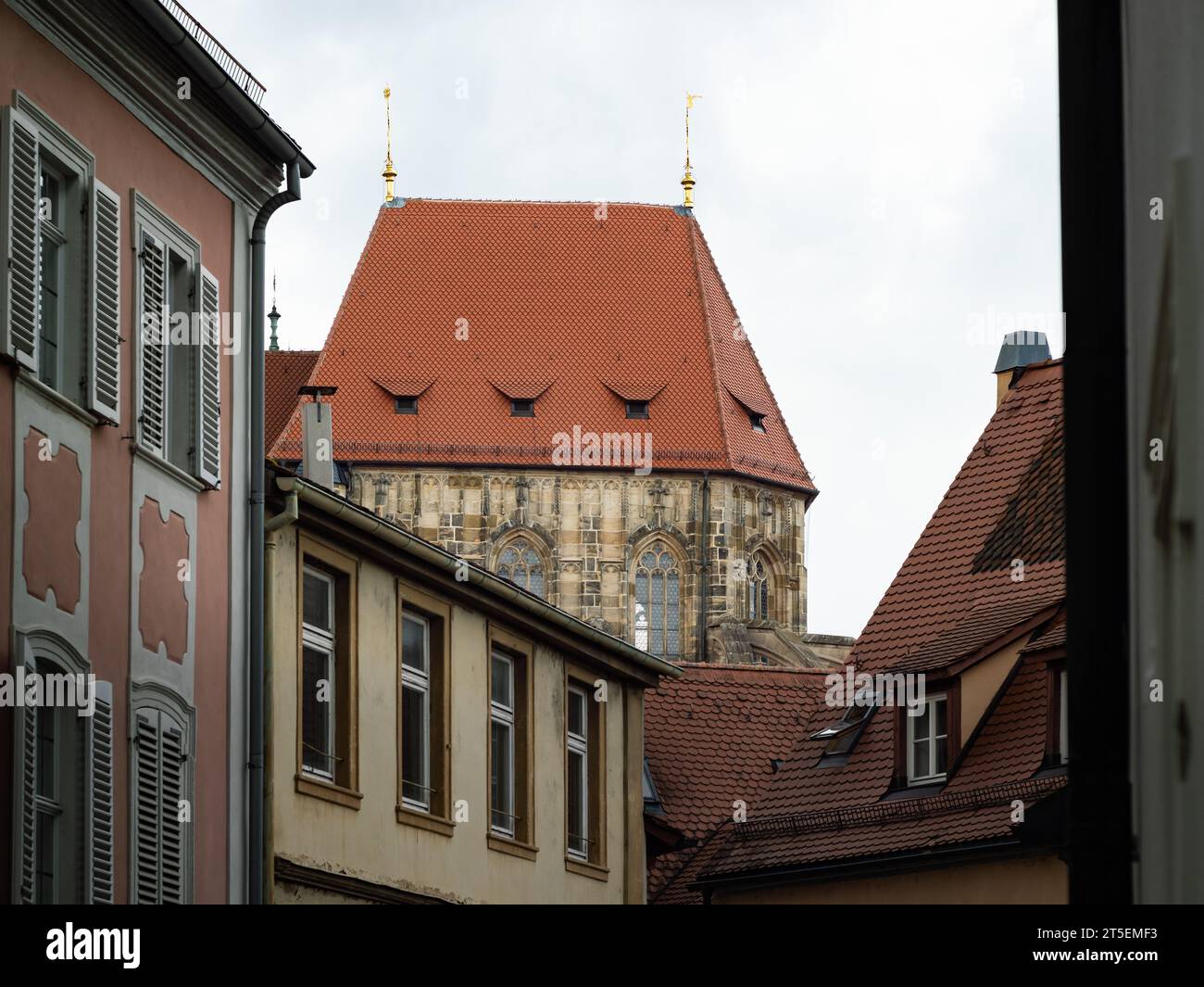 Bamberg Église notre-Dame (Obere Pfarre) bâtiment dans le centre-ville. La grande maison est grande et visible dans la ville d'une perspective vue sur la rue. Banque D'Images