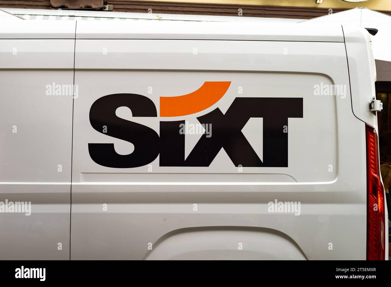 Signe logo Sixt de la société de location de voitures sur un van blanc. Grosse publicité à l'extérieur. L’économie du partage offre des services de mobilité. Banque D'Images