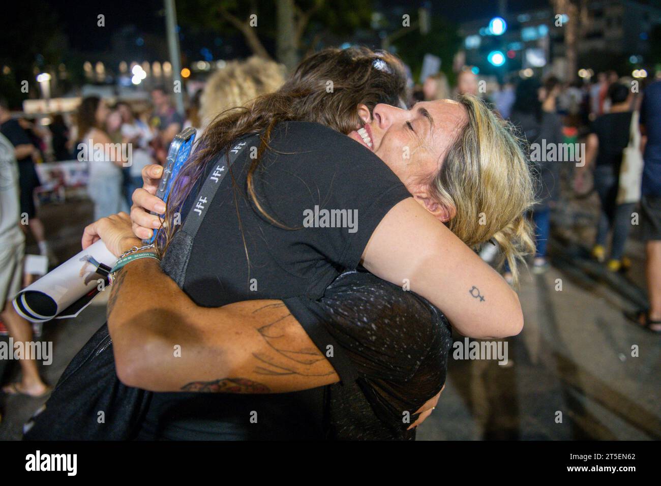 Tel Aviv, Israël. 04 novembre 2023. Deux manifestants s'embrassent lors d'une manifestation pour la libération des personnes enlevées par le Hamas le 7 octobre. La manifestation pour la libération des otages du Hamas enlevés le 7 octobre est l'une des plus importantes et des plus nombreuses depuis le début de la guerre. Famille, amis et membres de la société civile ont exigé que le gouvernement de Benjamin Netanyahu trouve une solution immédiate pour ramener les 200 otages vivants. Crédit : SOPA Images Limited/Alamy Live News Banque D'Images