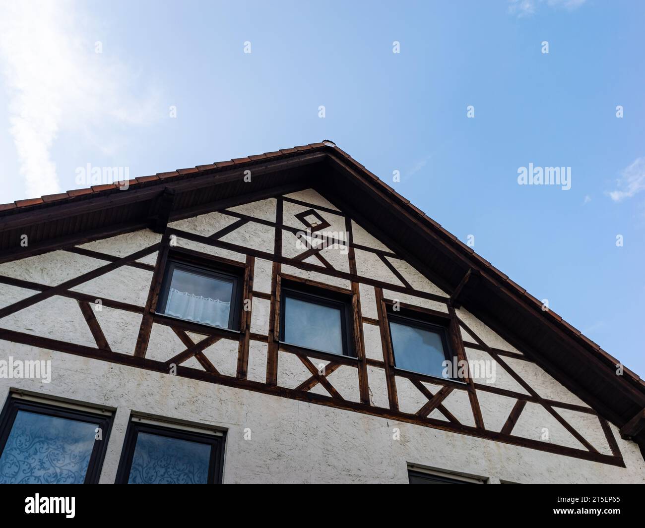 Façade d'un ancien bâtiment à colombages. La méthode de construction traditionnelle utilisait des poutres en bois et des matériaux en plâtre. Mur extérieur avec fenêtres. Banque D'Images