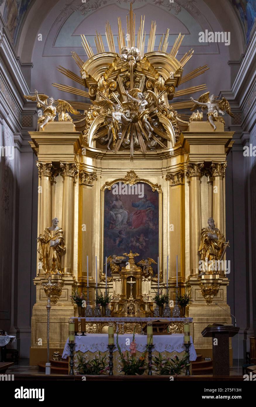 Nef et autel principal, l'église de la Sainte Trinité, Tykocin, Pologne Banque D'Images
