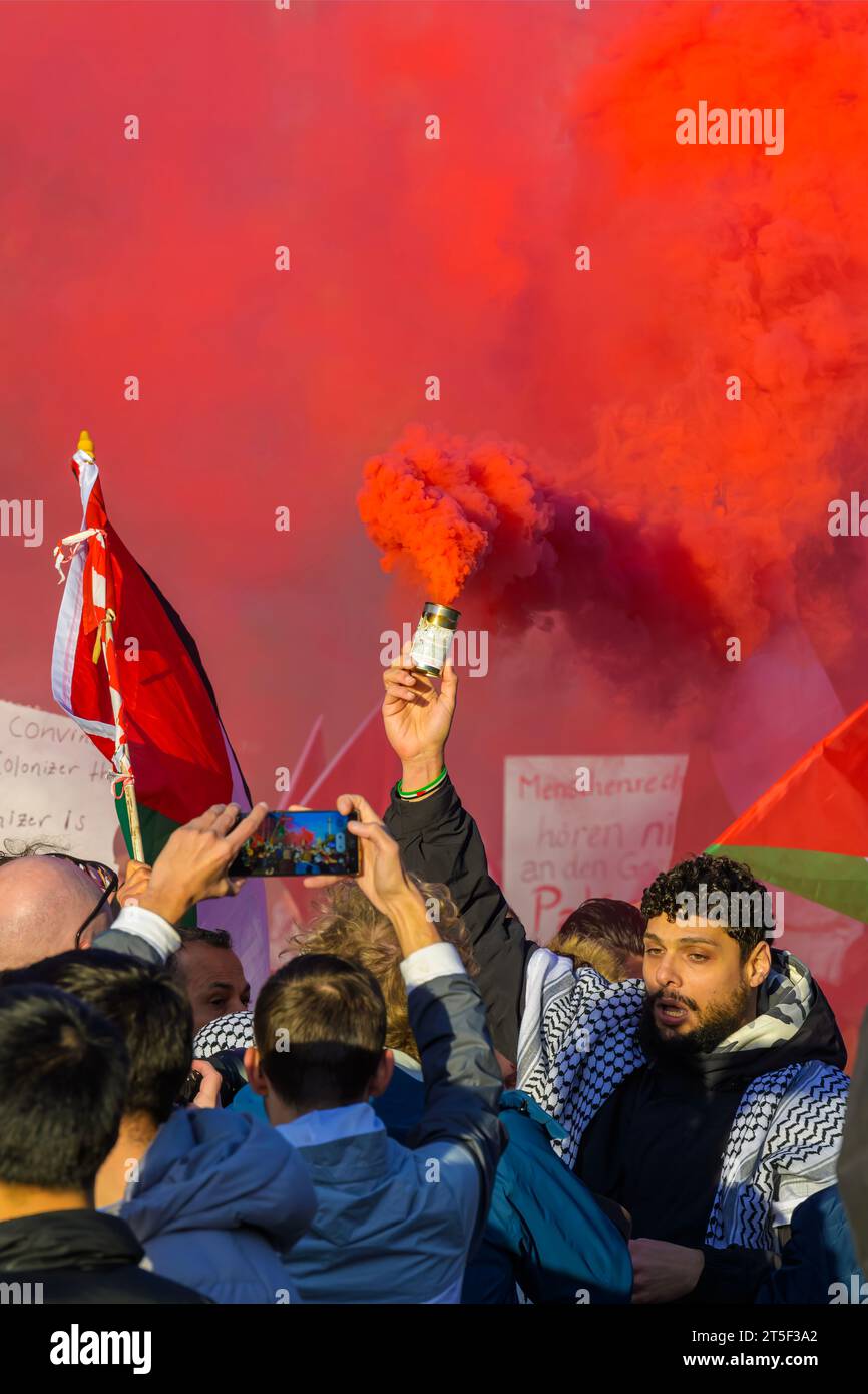 Allemagne , Berlin , 04.11.2023 , Un manifestant à la Pro Palestina Demo avec une bombe fumigène à la main Banque D'Images