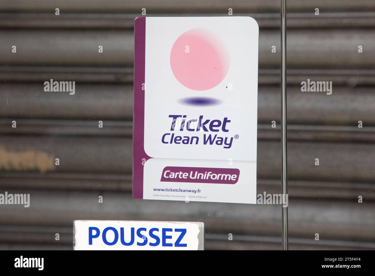 Bordeaux , France - 10 31 2023 : Ticket Clean Way carte uniforme logo marque et signe texte magasin de nettoyage à sec accepter le paiement en reçus payés par l'employeur Banque D'Images