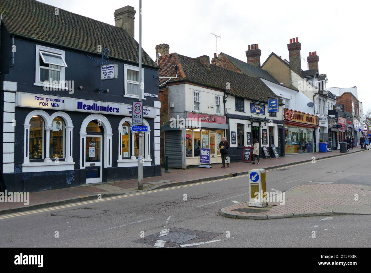 Watford, Royaume-Uni - février 1 2016 : Watford centre-ville High Street avec maisons historiques et boutiques Banque D'Images