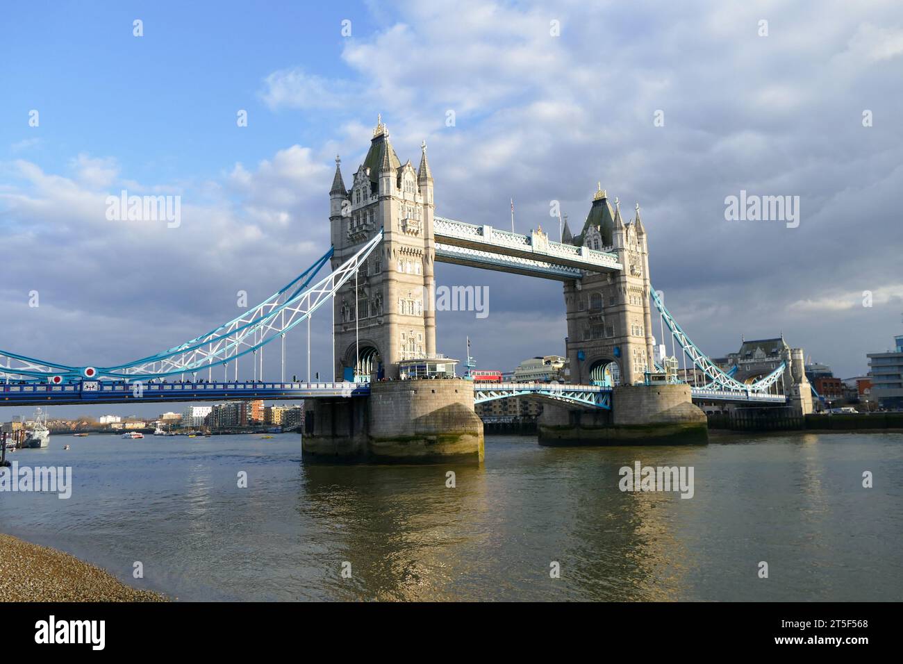 Londres, Royaume-Uni - Mars 20 2016 : célèbre Tower Bridge sur la Tamise, monument touristique populaire Banque D'Images