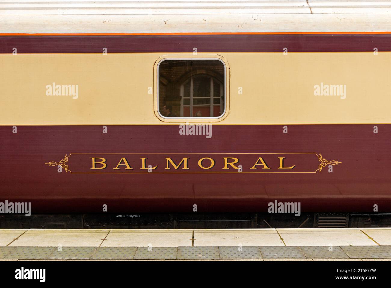 Northern Belle Mark 3 voiture-lit 'Balmoral' dans Northern Belle livrée, travaillant un railtour à la gare de Preston. Banque D'Images