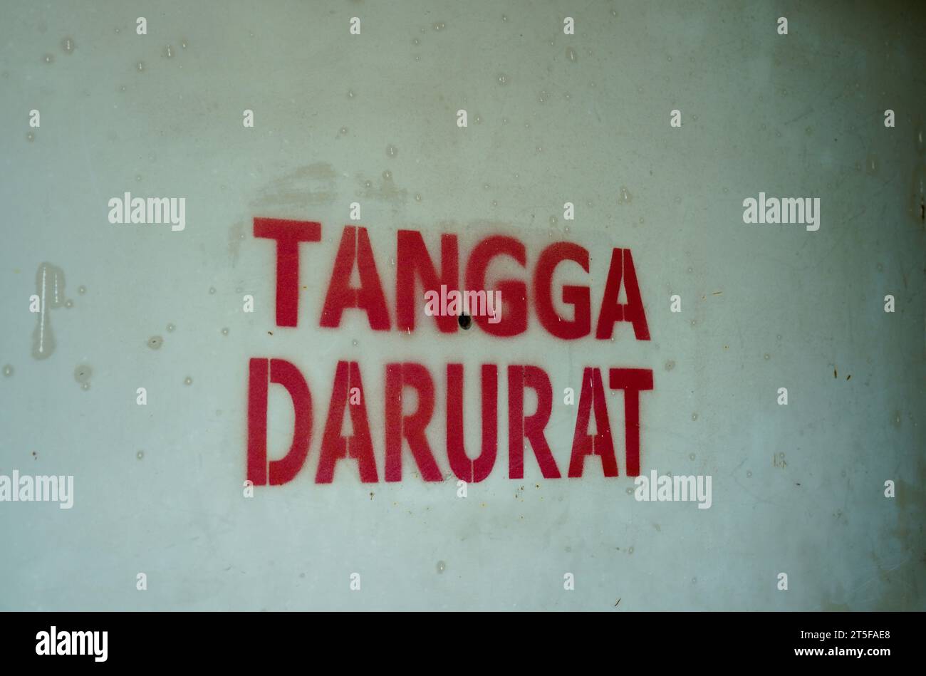 Les mots "Tangga Darurat ou escalier d'urgence sur une porte Banque D'Images