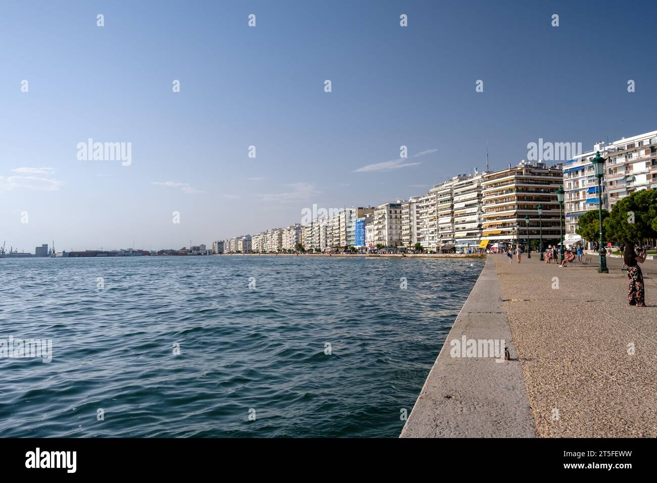 Thessalonique, Grèce - 22 septembre 2023 : vue de la célèbre paralia, la promenade de la plage près de la mer à Thessalonique Grèce Banque D'Images