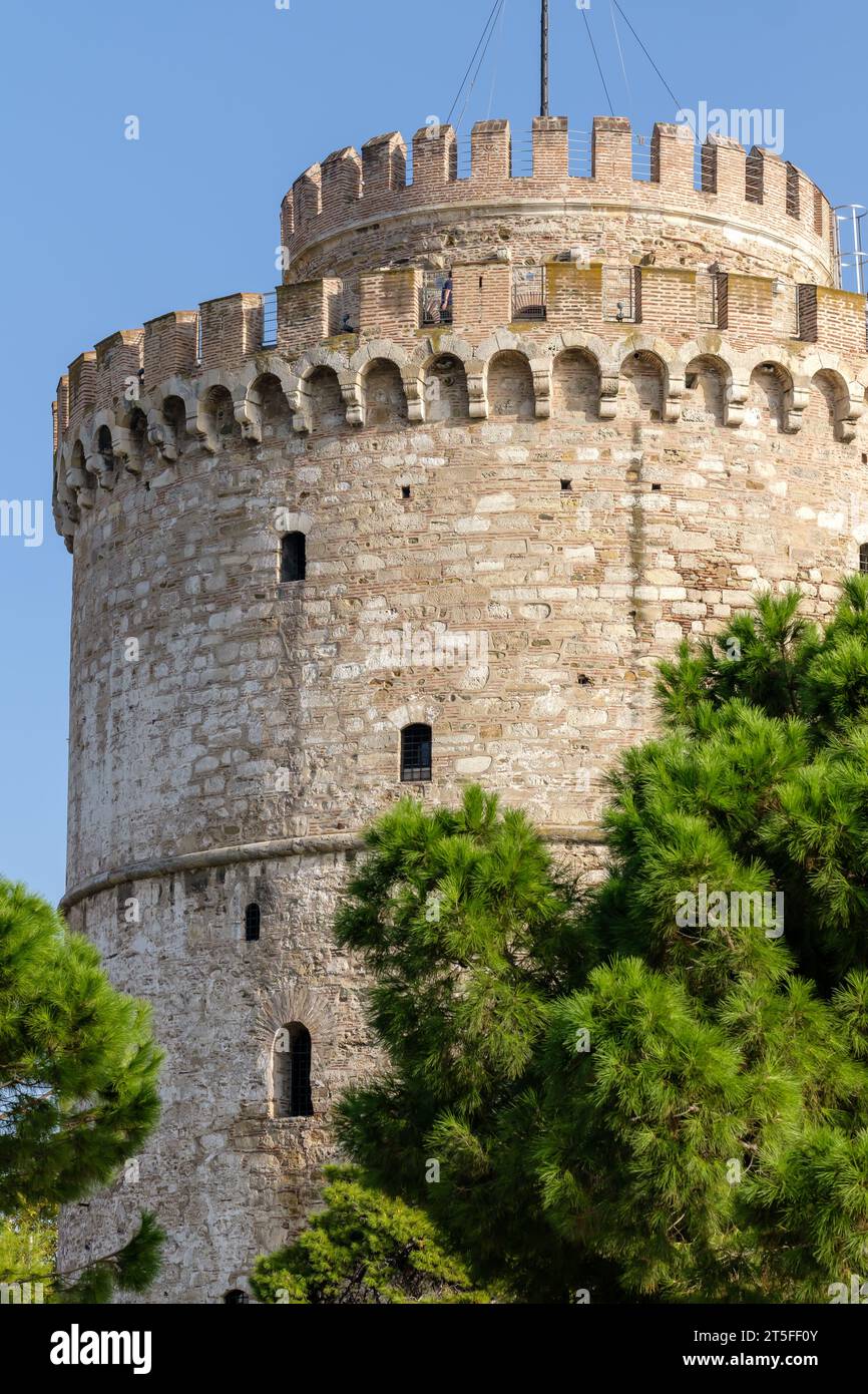 Vue sur la Tour Blanche, également connue sous le nom de Lefkos Pyrgos, un monument et un musée sur le front de mer à Thessalonique en Grèce Banque D'Images
