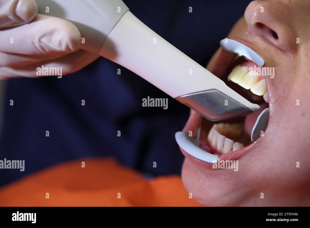 Cabinet dentaire. Scanner dentaire panoramique 3D. Le lieu de travail du dentiste. Jeune femme visitant le dentiste à la clinique. Dentiste masculin avec patient en clinique. Banque D'Images