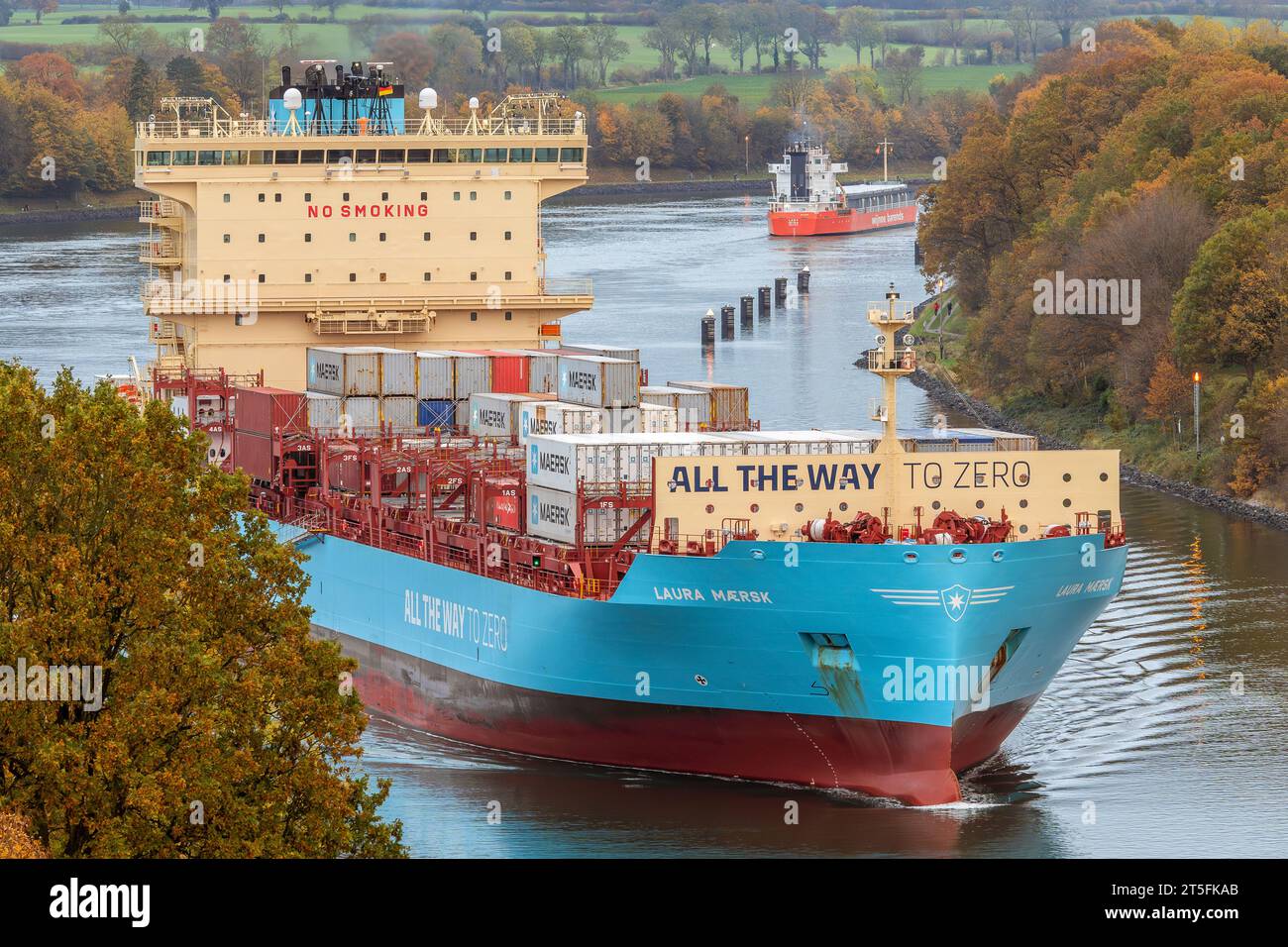 LAURA Maersk Line, le nouveau porte-conteneurs alimenté au méthanol, passe par le canal d'automne de Kiel Banque D'Images